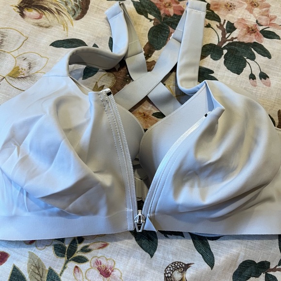 Victoria’s Secret Knockout Sports Bra - Picture 2 of 5